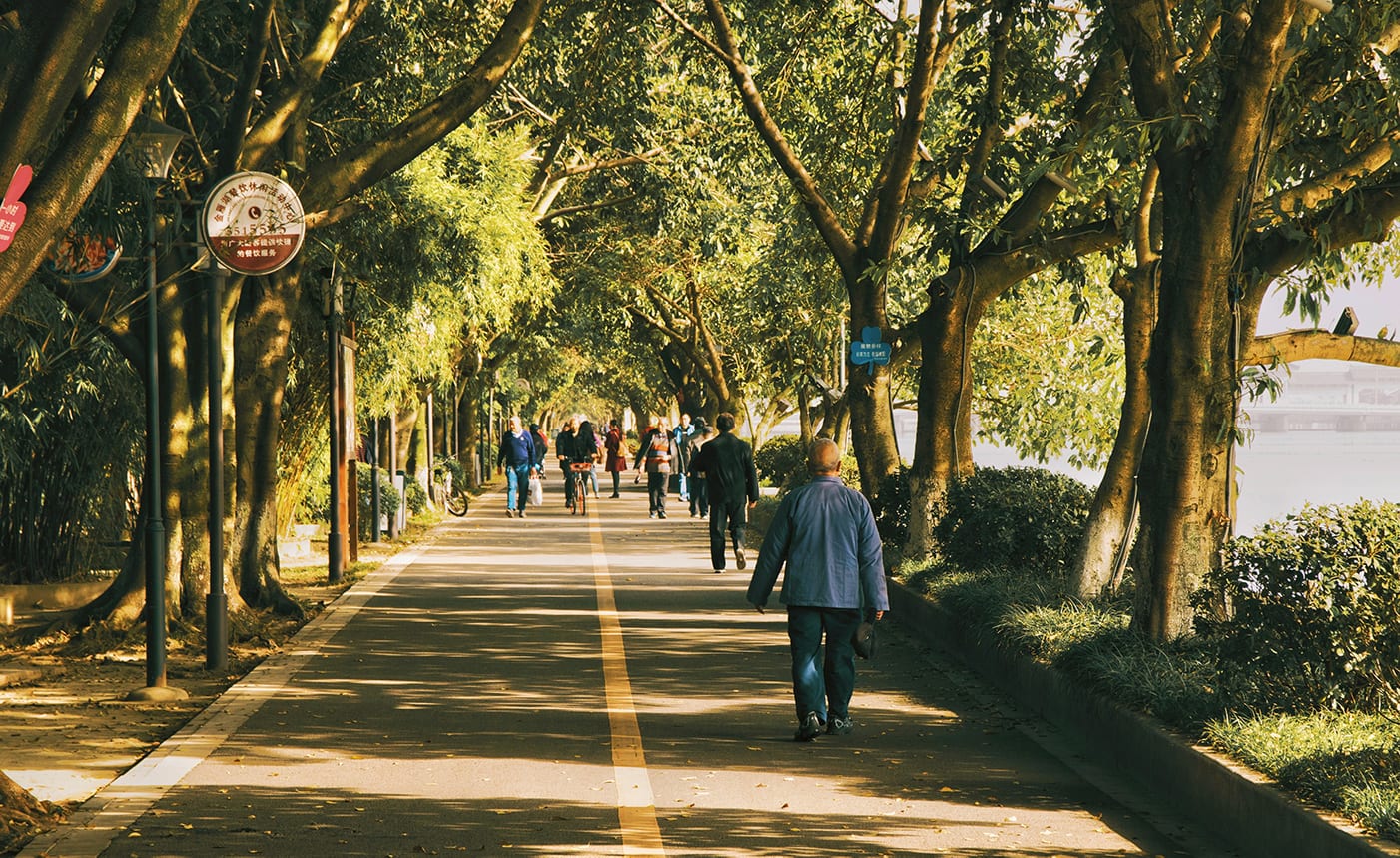 Видно несколько. People walk.